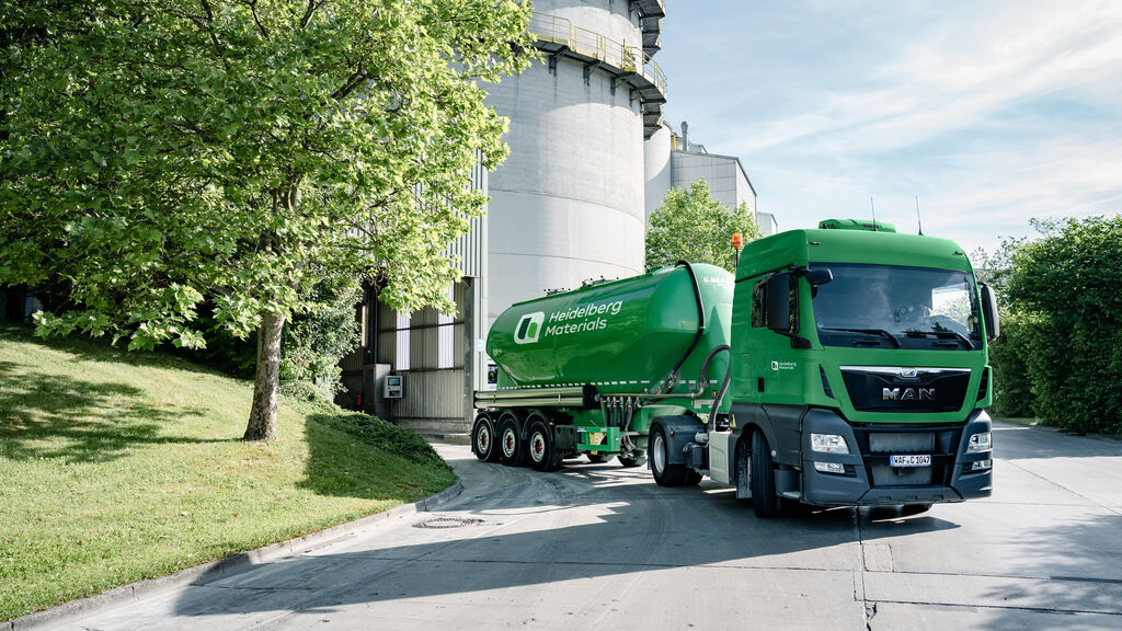 Heidelberg materials design silo truck 01
